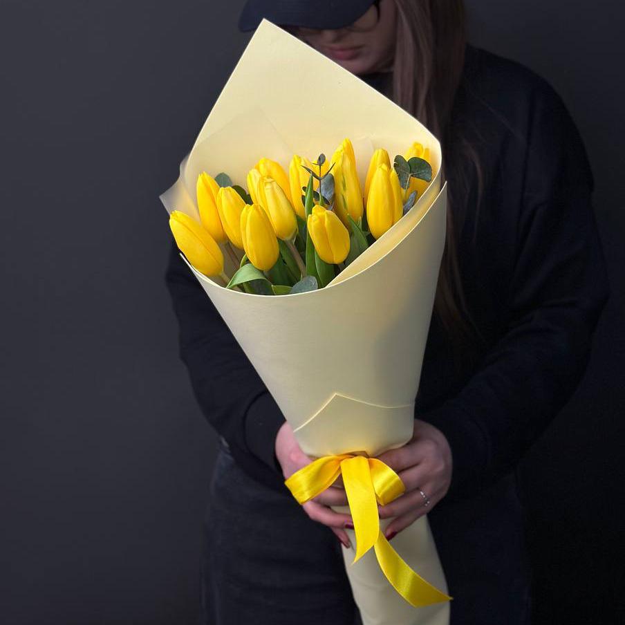 Букет с розами, гортензией и гвоздиками