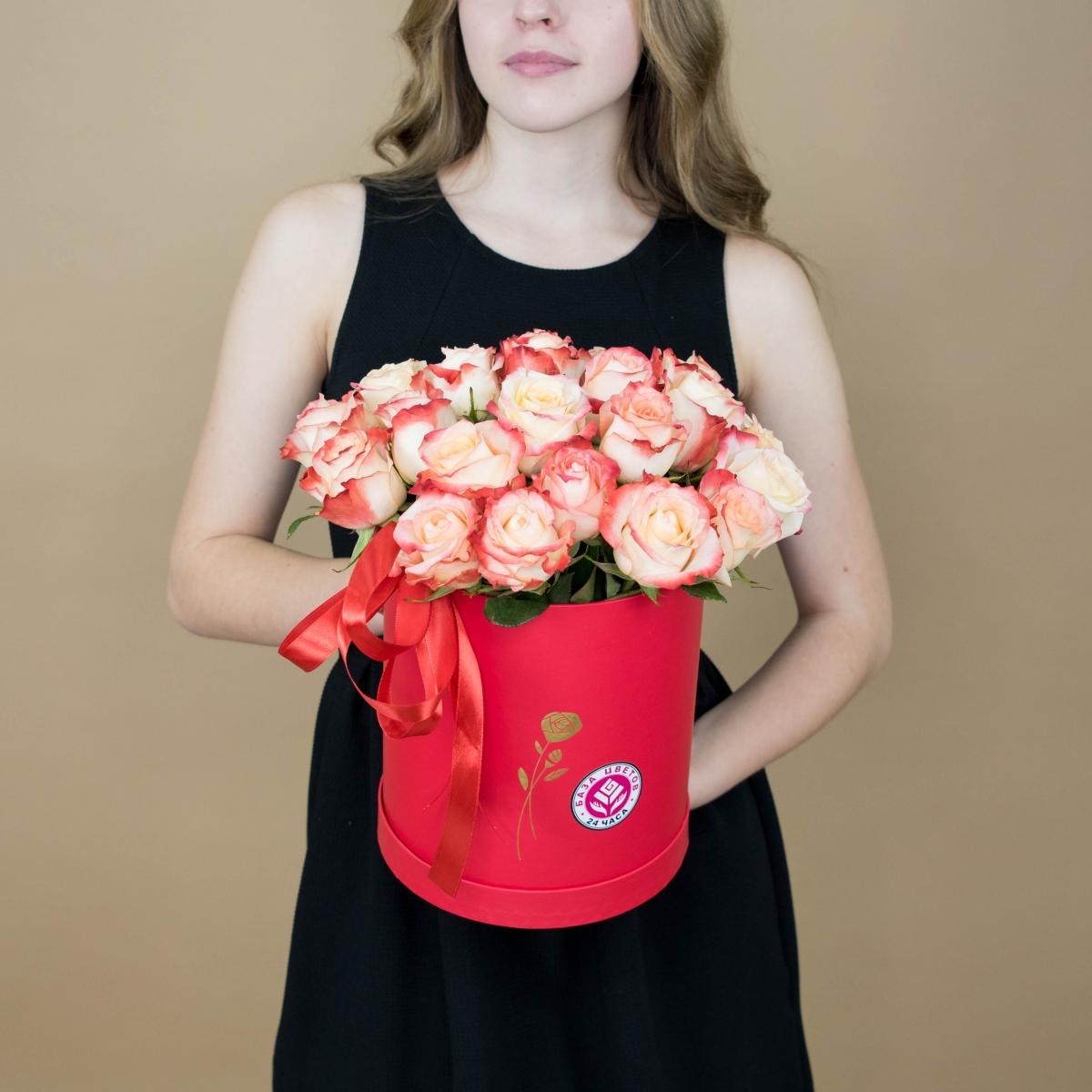 Розы красно-белые в шляпной коробке артикул букета  4316